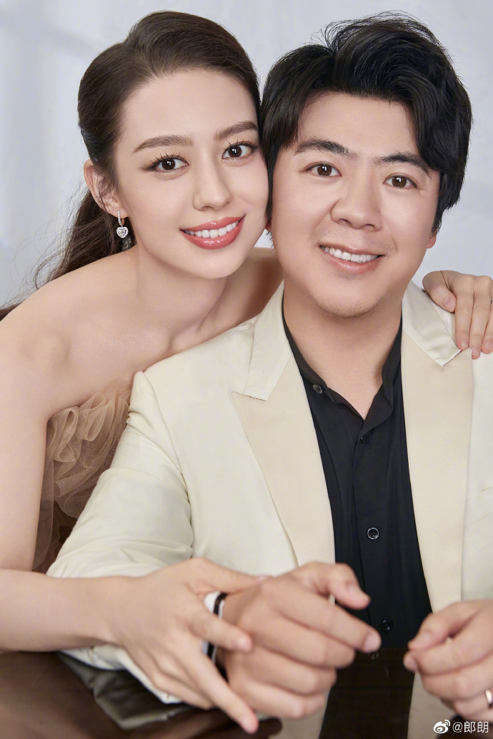 郎朗晒与吉娜亲密合照 二人贴脸搭肩幸福感满满