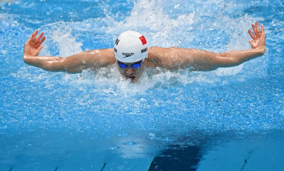 7月30日，在东京奥运会游泳男子200米个人混合泳决赛中，中国选手汪顺夺冠。新华社记者 夏一方 摄