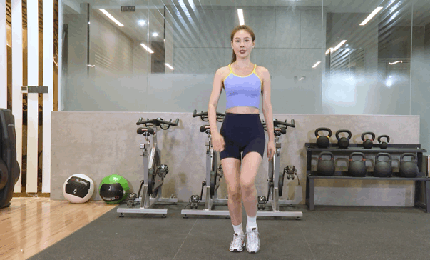 动作3 /交替高抬腿要点:屈膝坐在地面,双脚分开比肩略宽,腰背挺直