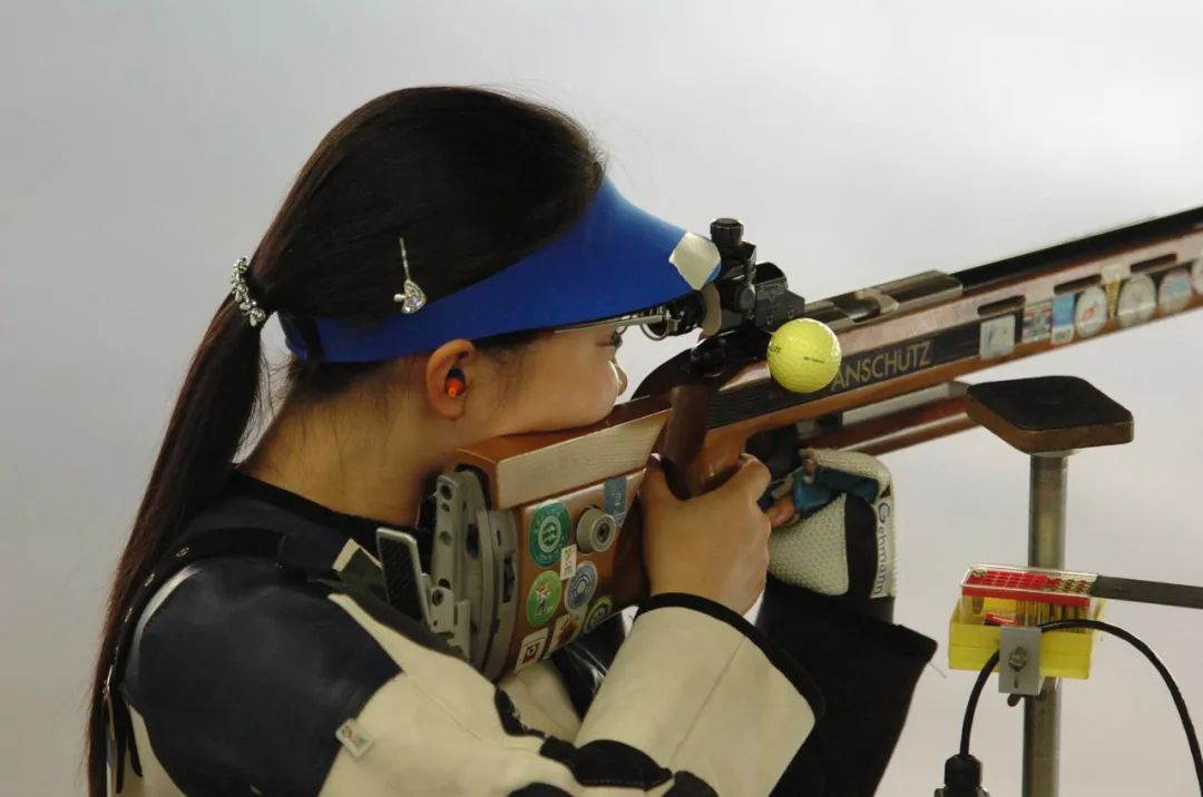 2004年雅典奥运会铜牌得主、宁波体育运动学校射击教练王成意。