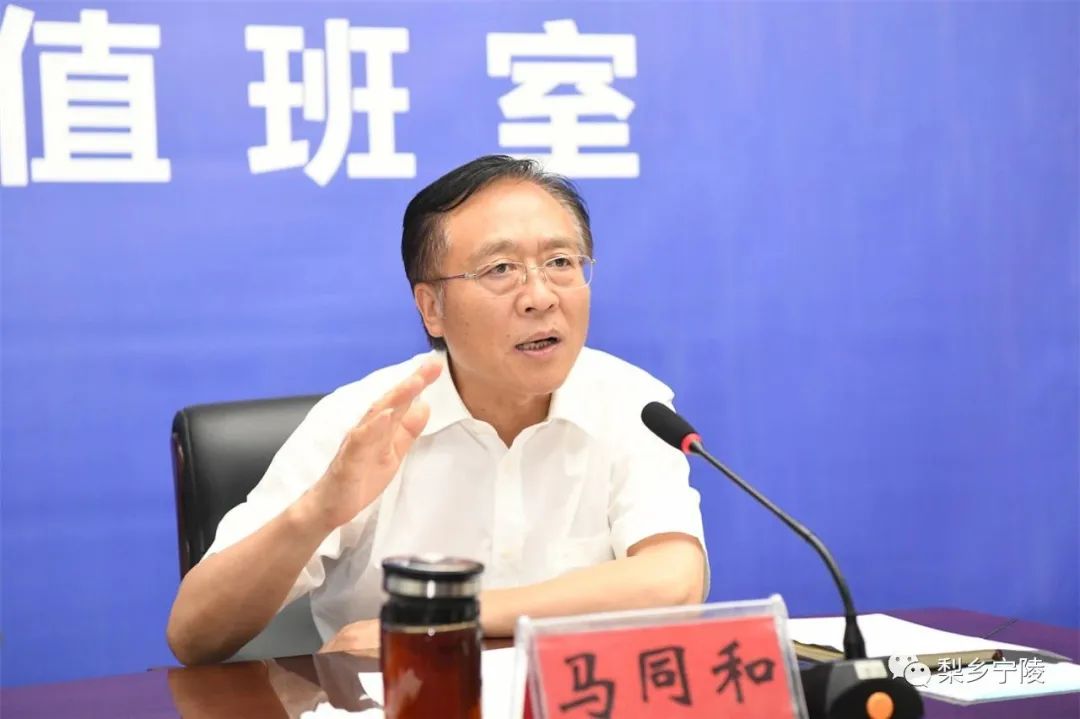 还存在小区卡点不规范,宣传氛围不浓,大街上流动人群不戴口罩等问题