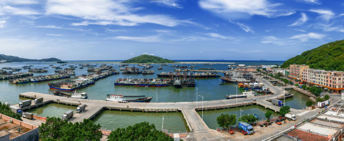 阳江东平渔港(来源:广东省农业农村厅)阳江东平渔港,三面环山,山色