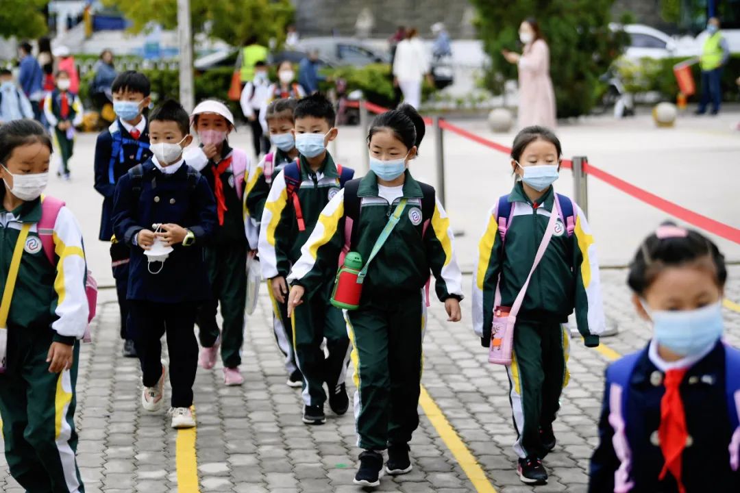 （️△此图为2020年秋季开学首日，银川市小学生有序排队进入校园。）