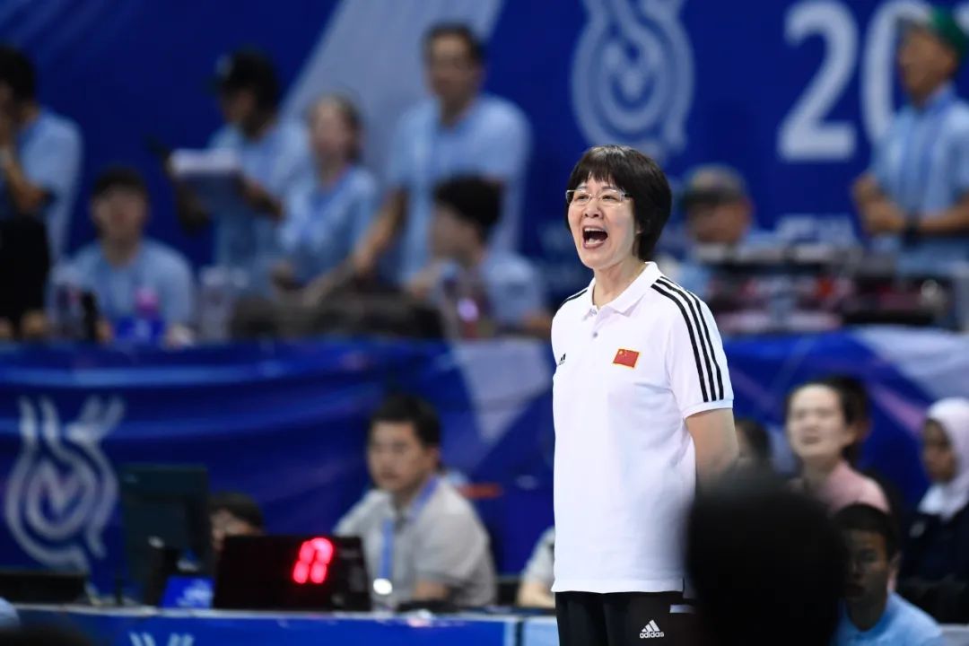 2019年8月3日，在浙江宁波市北仑区举行的2019国际排联东京奥运会女排资格赛B组比赛中，中国队以3比1战胜德国队。图为中国女排主教练郎平在场边指挥。　新华社记者黄宗治摄