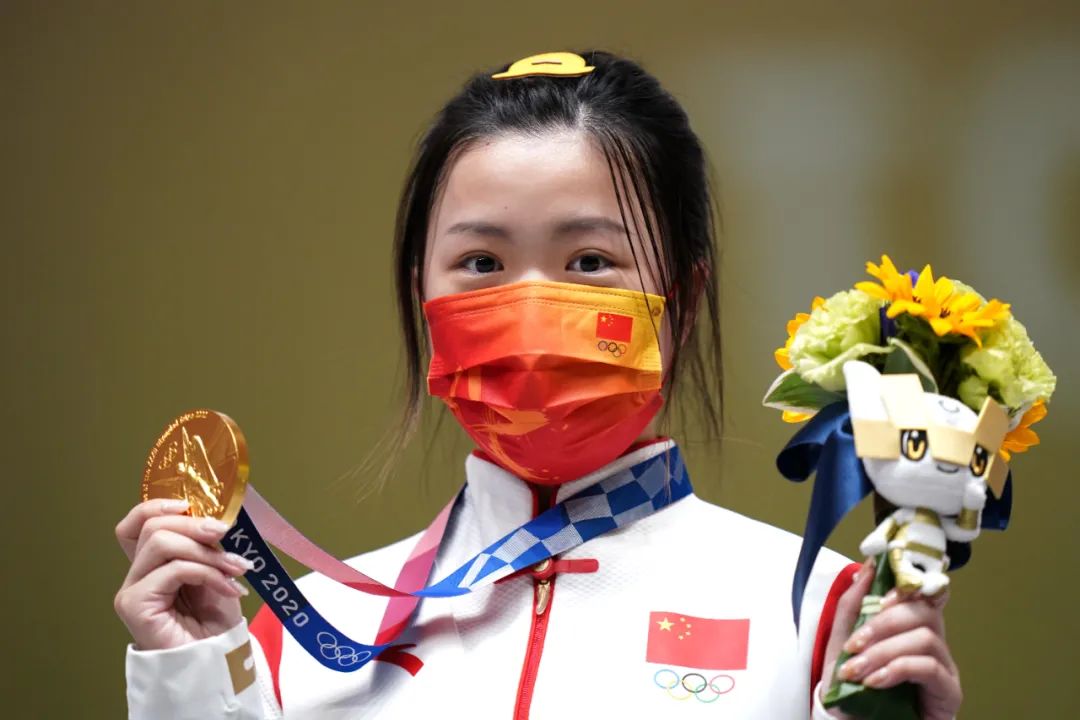 7月24日，在东京奥运会射击女子10米气步枪决赛中，中国选手杨倩夺冠，赢得东京奥运会首枚金牌。新华社记者鞠焕宗摄