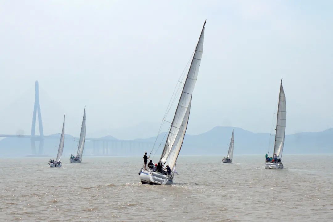 2015年7月15日，作为2015中国航海日的活动之一，宁波“新丝路”全国帆船邀请赛开赛，8家来自全国各地的帆船俱乐部报名参赛。　新华社发（黄瑞鹏 摄）