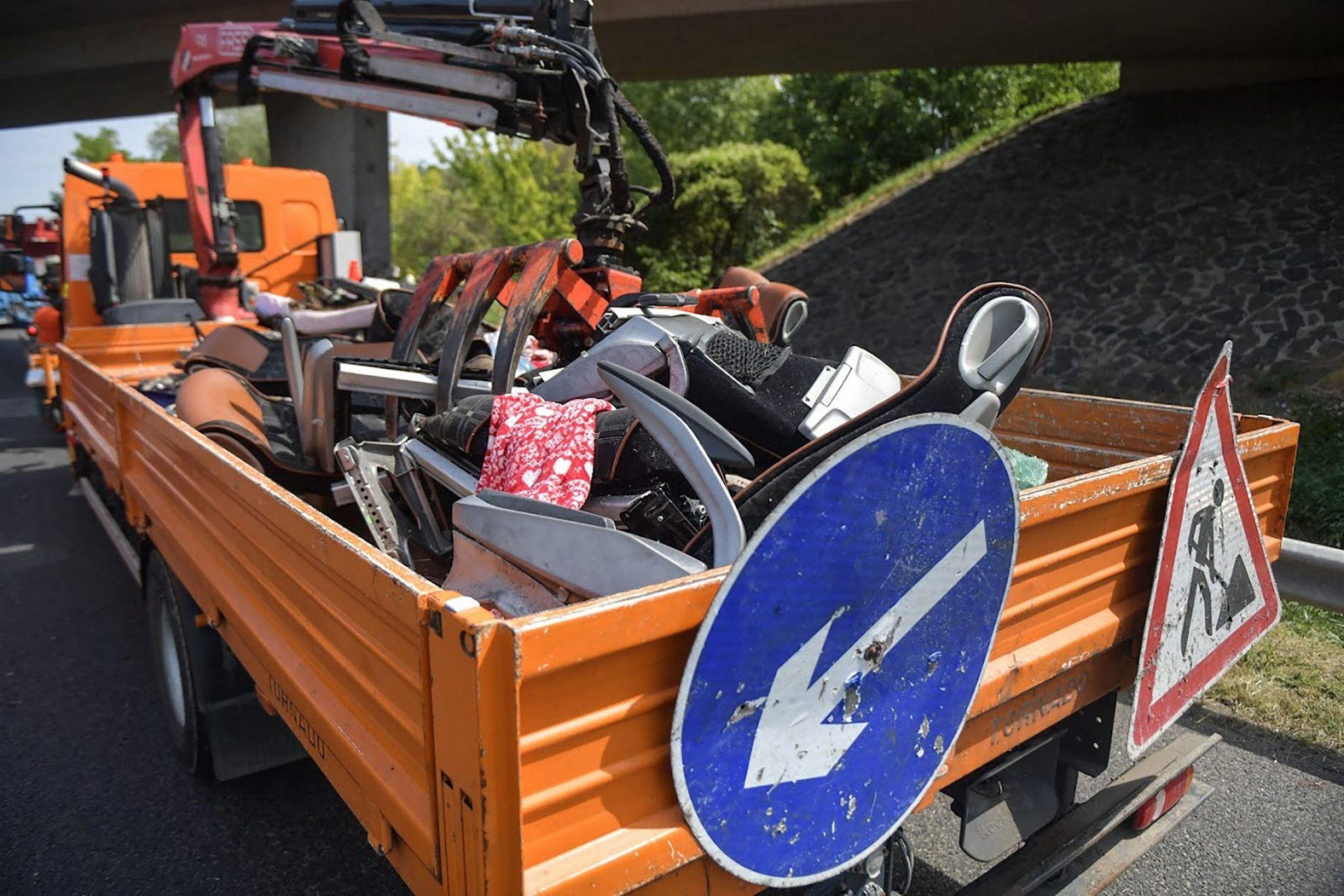 匈牙利发生车祸致8死48伤休闲区蓝鸢梦想 - Www.slyday.coM