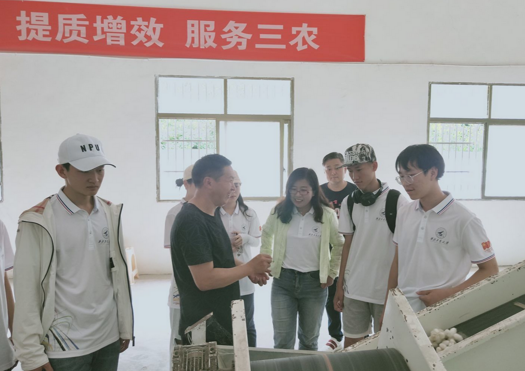 志愿者们在襄渝铁路巴山工务车间参观(央广网发 西北工业大学供图)