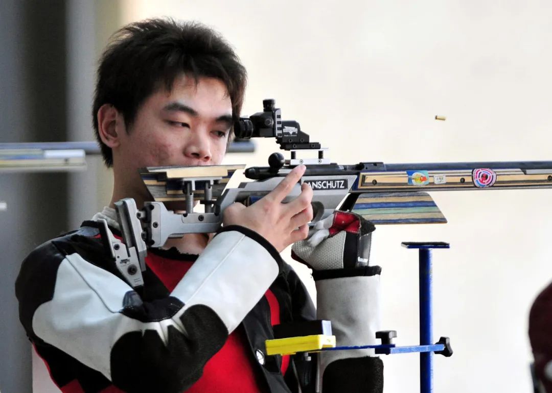 2011年10月19日，在江西南昌举行的第七届全国城市运动会男子50米步枪3种姿势比赛中，宁波选手孙亮以1264.6环的总成绩获得季军。新华社记者朱峥摄