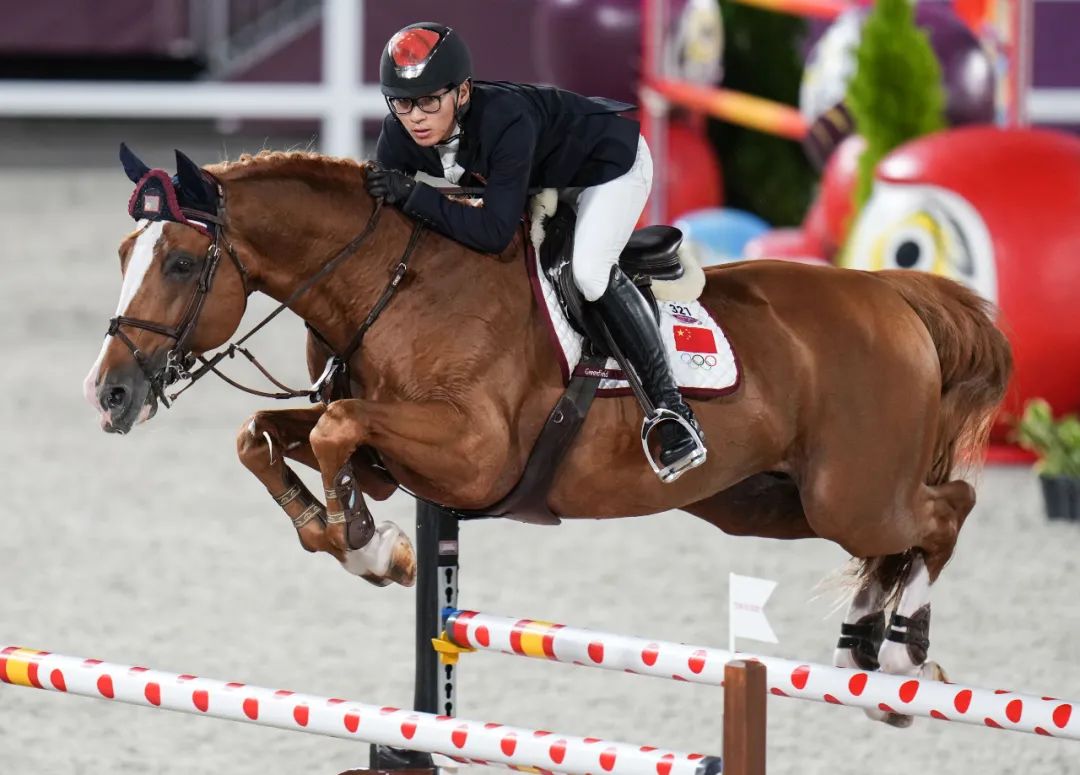 8月6日，中国选手李耀锋、李振强、张兴嘉参加马术场地障碍赛团体预赛，排名第12位。图为张兴嘉在比赛中。新华社记者 朱峥摄