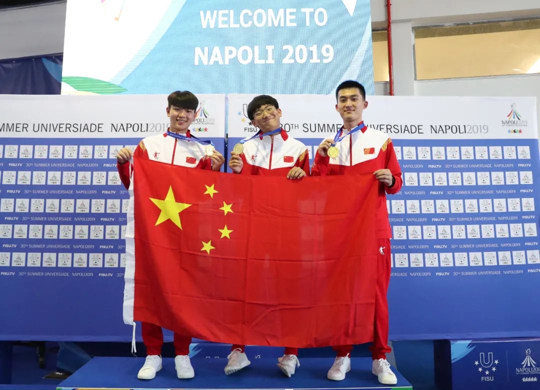 2019年7月6日，在第30届世界大学生夏季运动会男子十米气步枪的比赛中，中国队获得团体金牌。图为王岳丰、张超玄著、康政国（左到右）在颁奖仪式后合影。新华社记者程婷婷摄