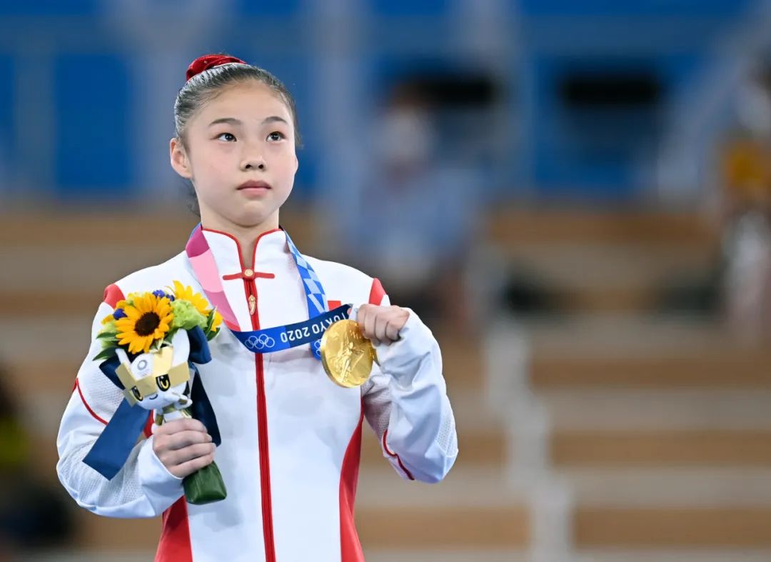 8月3日，在东京奥运会体操项目女子平衡木决赛中，中国选手管晨辰夺得冠军。新华社记者 程敏 摄