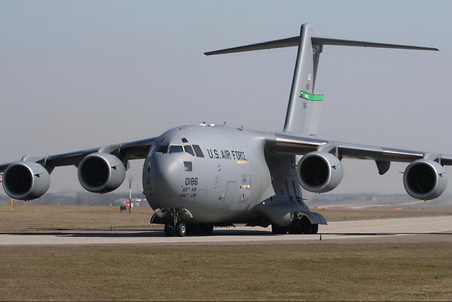 美国输掉阿富汗,仓皇撤离,c17运输机创纪录,搭载800人险象环生