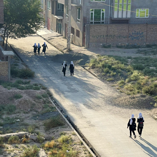 16日早晨，阿富汗女孩走在上学路上