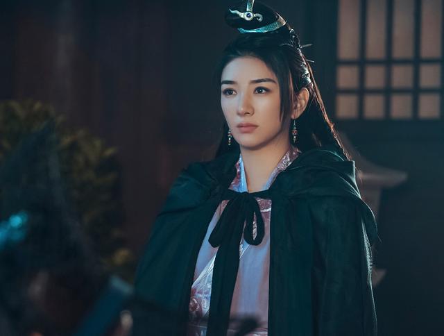 在这部作品中,黄奕饰演的角色是秦红棉,大家也都知道,黄奕本身颜值就