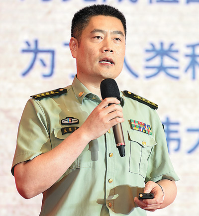 闭幕式上,一位学者走上讲台,对"贫困治理与发展中国家现代化"分论坛