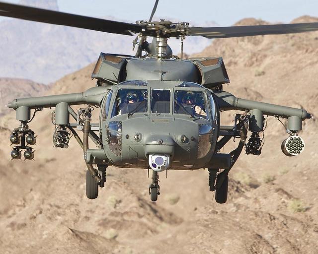 火力最强的黑鹰直升机2门机炮2挺机枪4枚导弹加19枚火箭弹