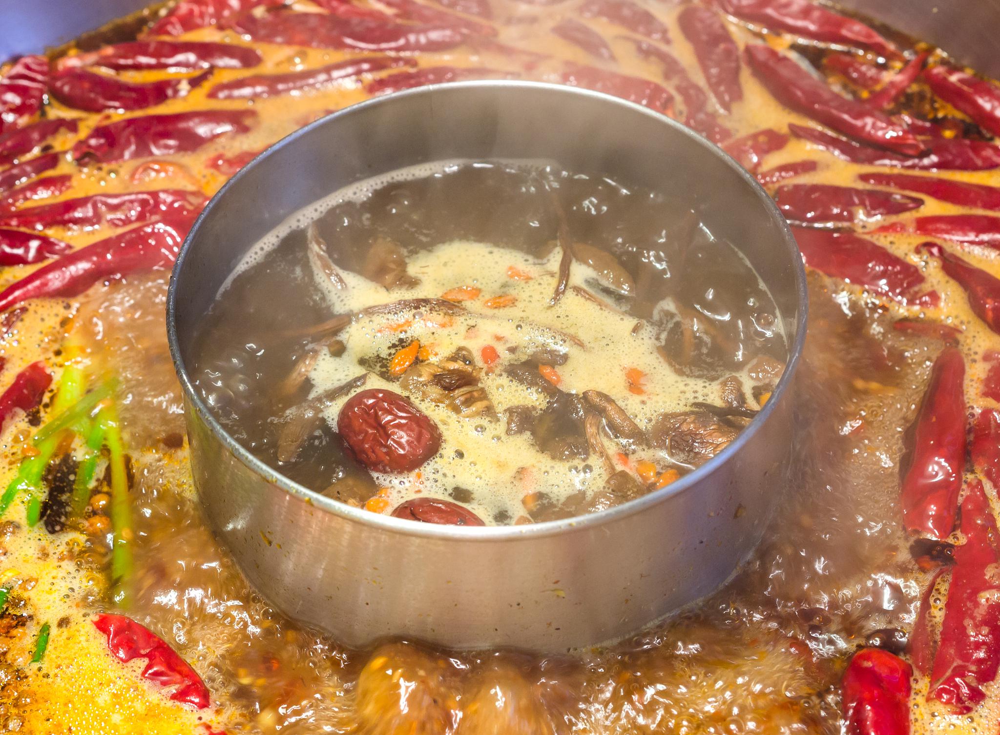 被曝售卖变质食材生菜回收郑恺参股火锅店翻车