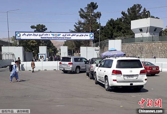  2021年8月15日，阿富汗警方在喀布尔机场对车辆进行检查。