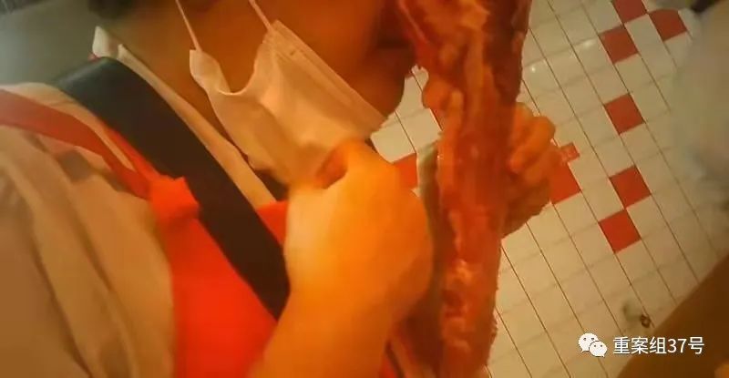 6月28日,大润发济南省博店肉品课员工处理隔夜肉时,闻到排骨发臭,让剁块后作为特价排骨销售。新京报调查暗访组