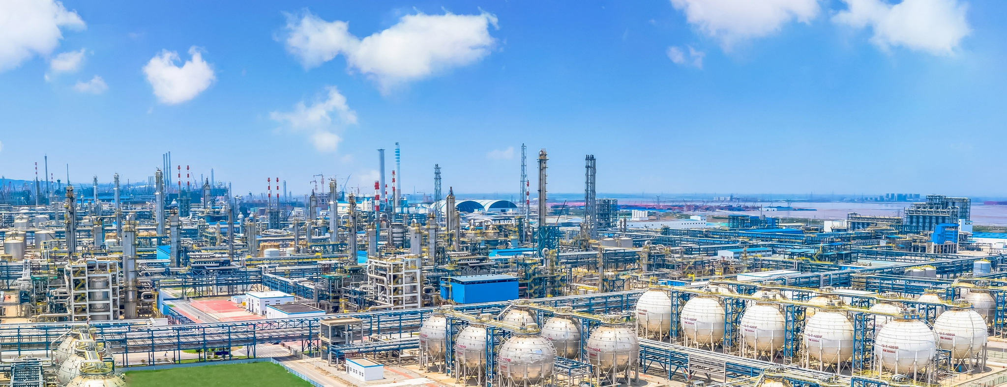 图为位于江苏省连云港市的盛虹石化产业园区.(资料照片)