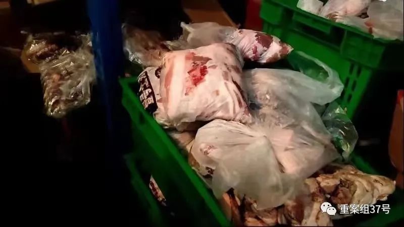 一些发臭变黄的肉跟边角料堆放在一起,准备铰碎做肉馅。新京报调查暗访组