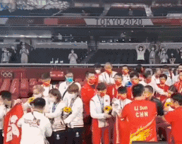 这张合影火了！“刘国梁主动招手邀请，我们立刻冲了过去”休闲区蓝鸢梦想 - Www.slyday.coM