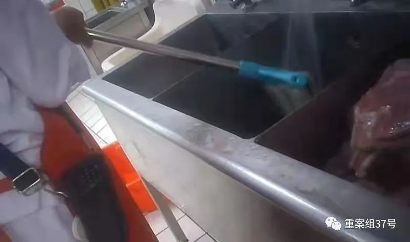  6月22日，一名员工在洗肉池里冲洗拖把。新京报调查暗访组