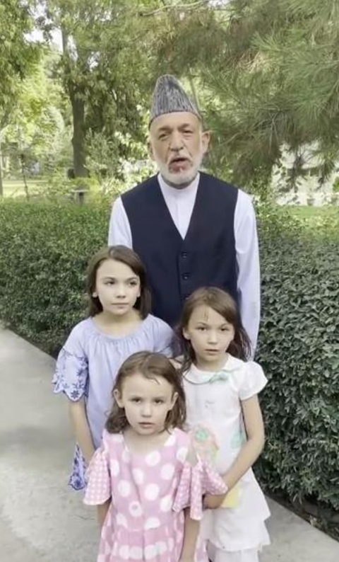 阿富汗前总统哈米德·卡尔扎伊和他年幼的女儿们