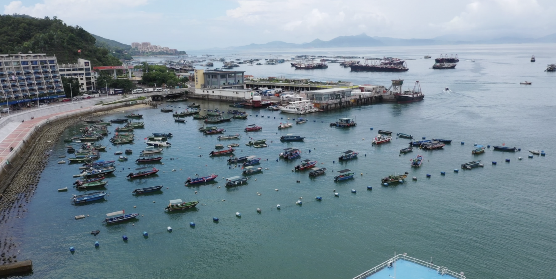 12时整,伴随着轰鸣声和鞭炮声,多艘渔船从大鹏南澳,东山渔港和盐田