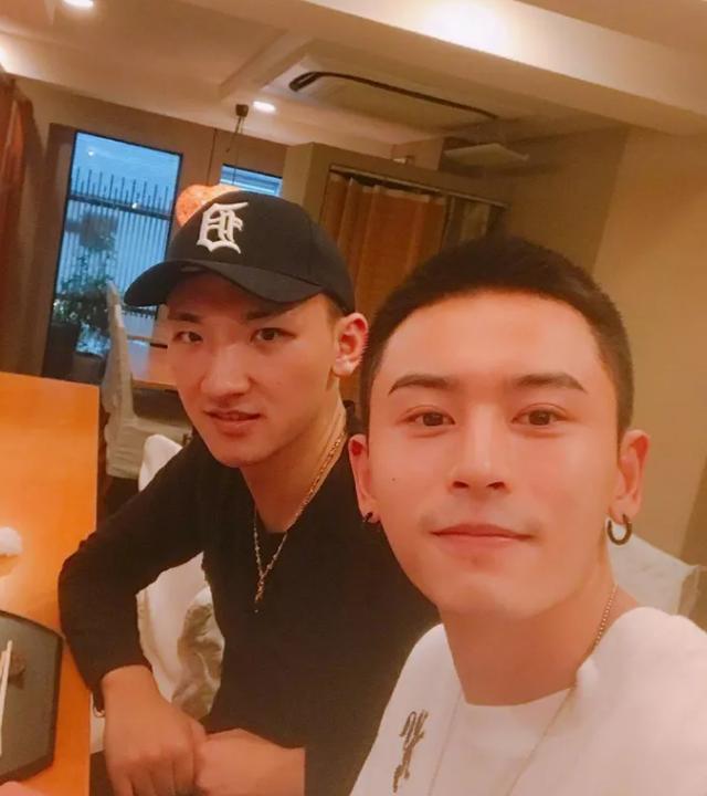 张哲瀚朋友佐藤洋介是谁是什么人 个人资料背景经历介绍