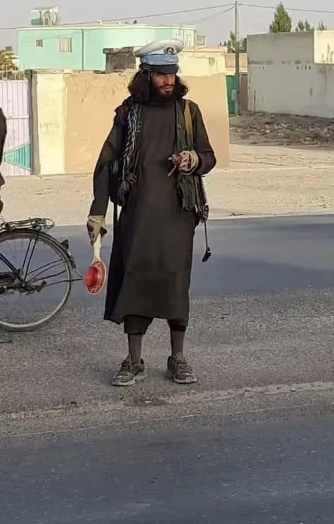 塔利班在喀布尔郊区指挥交通。受访人提供