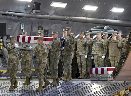 ▲资料图片：在美国特拉华州的多佛空军基地，美国空军士兵将在阿富汗坠机身亡的美军飞行员的棺椁抬下飞机。新华社/美联