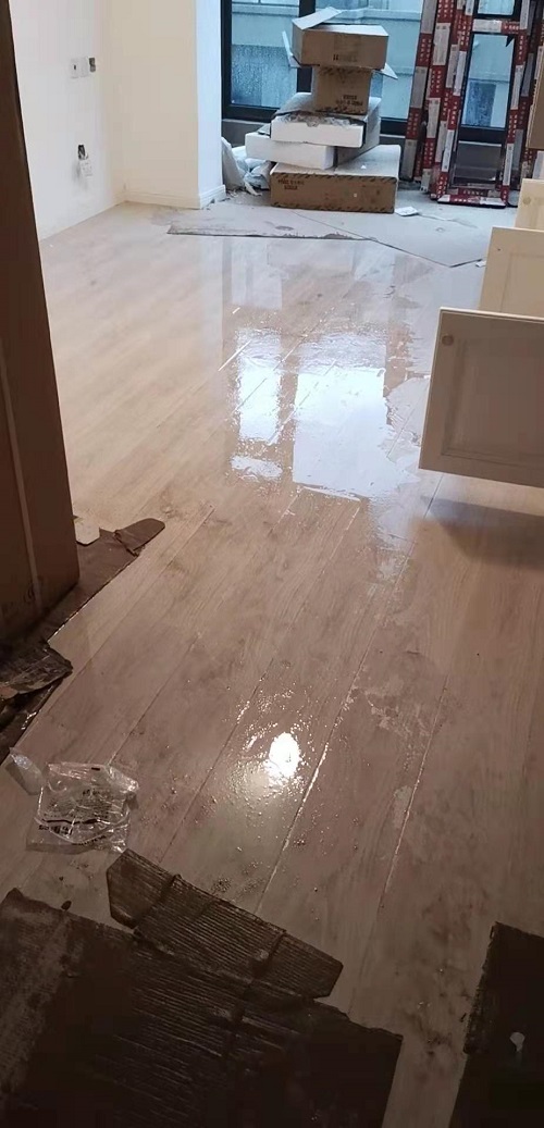 图说:居民家中的地板被泡了水 受访者供图