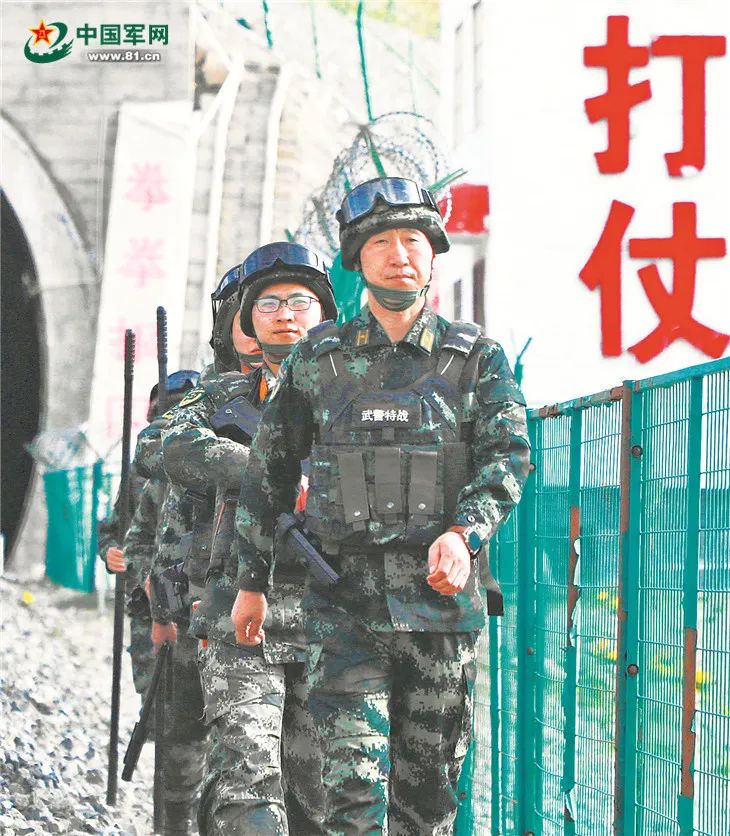 功1次,二等功1次,三等功3次,所带中队被武警部队评为基层建设标兵中队