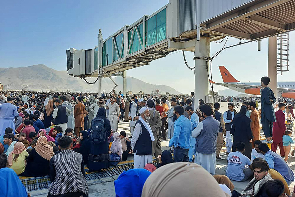聚焦喀布尔｜总统加尼去向成谜，民众涌入机场为逃离搏命