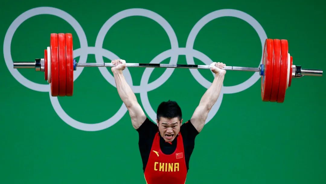 2016年8月9日，在2016年里约奥运会举重男子69公斤级决赛中，中国选手石智勇以352公斤的总成绩夺冠。新华社外代图片