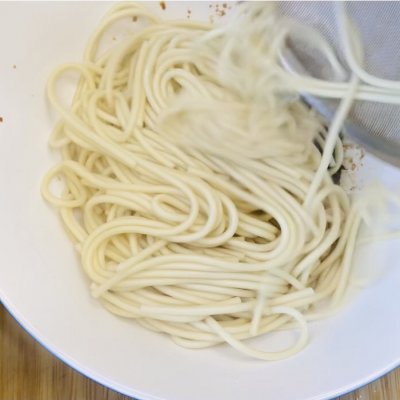 鸡蛋芽菜热拌面|芽菜|碱面|黄金豆_新浪新闻