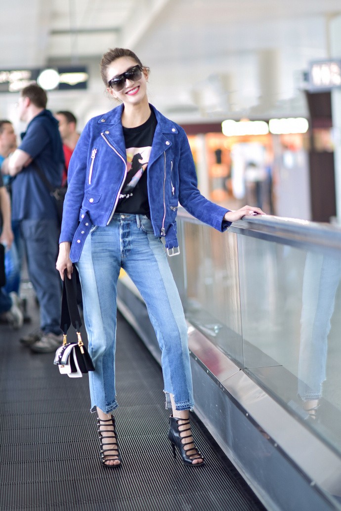 江疏影用牛仔裤打造酷帅风,裤腿还"缺一块",走机场真新潮