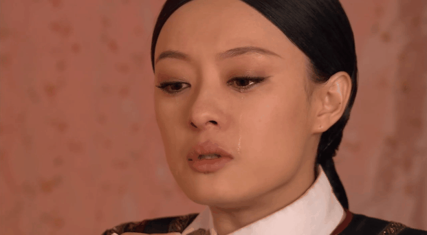 果郡王死后,甄嬛从垂眸落泪到表情逐渐失控,既有心痛,也有自责,还有