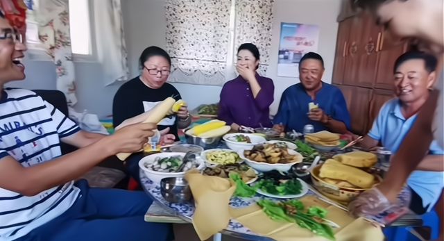 王小宝在戏里无论是王长贵还是黄世友,他都跟谢大脚是平辈,而