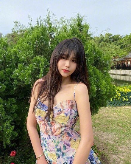 登上游艇后,张晓琪与星爷两人并排坐在游艇后排,不时耳语,颇为亲密