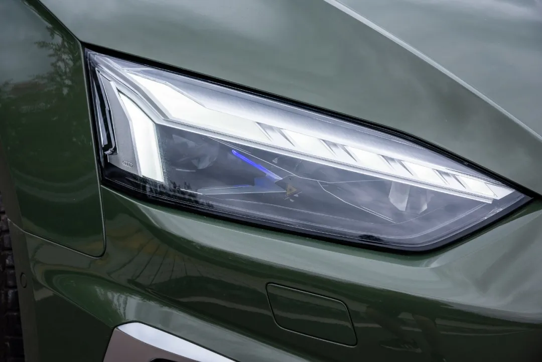 quattro 臻选运动版配备激光大灯),分段式的日间行车灯设计元素,此前