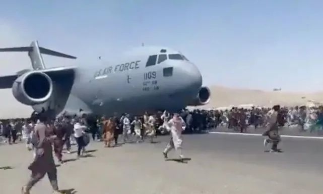 640名阿富汗人挤满美军机地板,美军犬独坐一个座休闲区蓝鸢梦想 - Www.slyday.coM 640名阿富汗人挤满美军机地板,美军犬独坐一个座休闲区蓝鸢梦想 - Www.slyday.coM