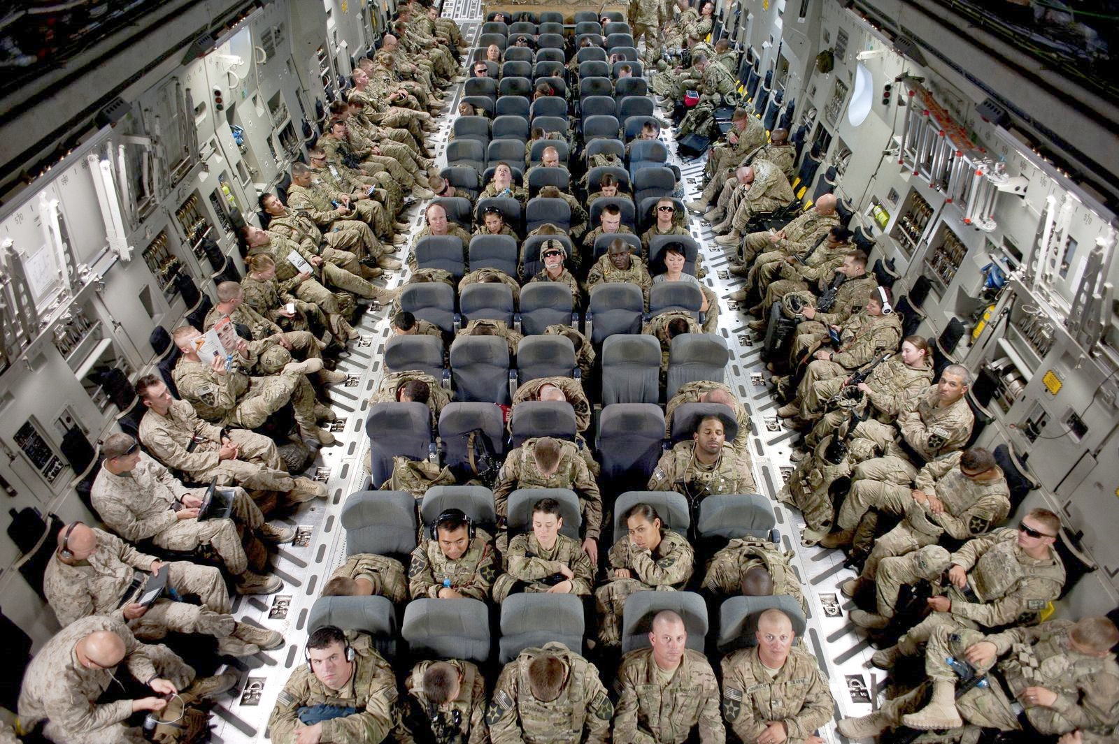 美军逃离阿富汗还不忘撒谎:一架c-17救出800人,实际只有640人