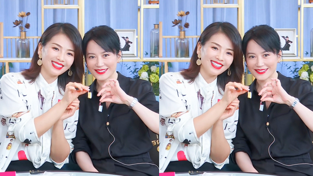 刘涛俞飞鸿同框秀气质穿衣风格大不相同看着不像相差7岁