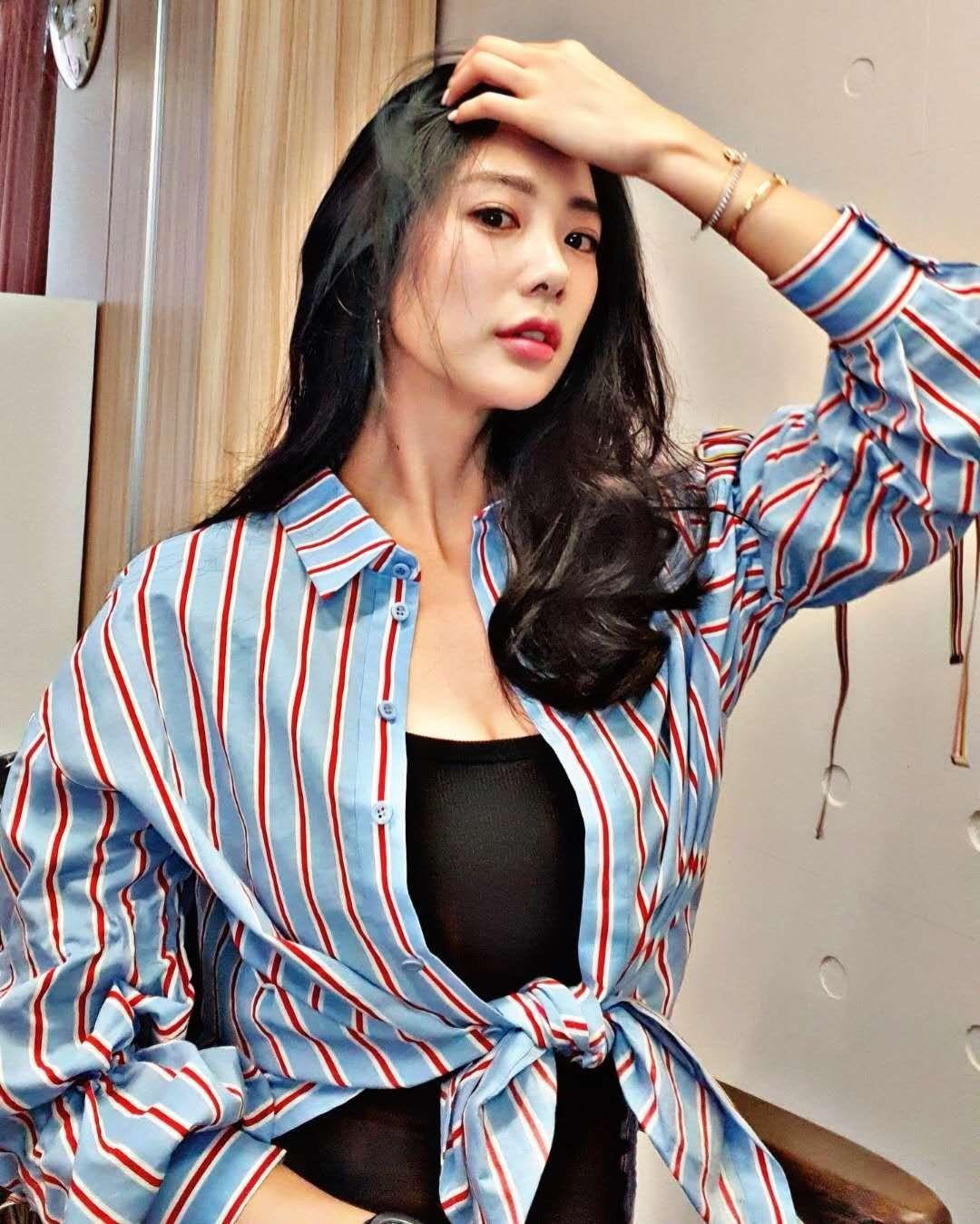 克拉拉身材绝了黑色连衣裙搭配条纹衬衫随性慵懒美得高调