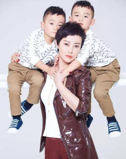 郝蕾闪烁母性光芒,穿v领衫拍时尚亲子照,双胞胎儿子活泼帅气