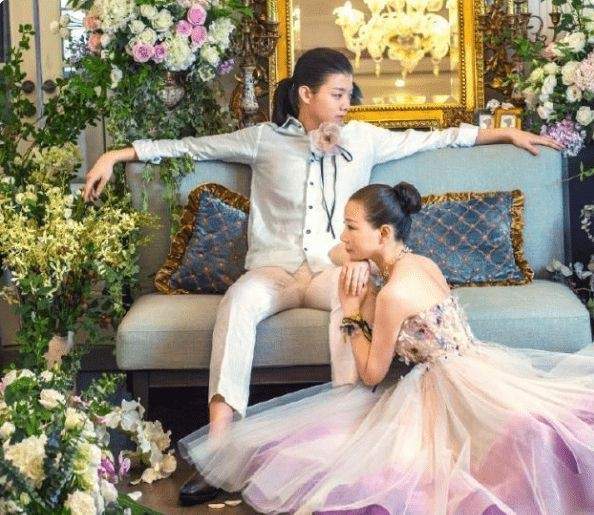 辣眼睛霍尊和妈妈共同拍摄婚纱照趴在大腿上很亲密互喂食物