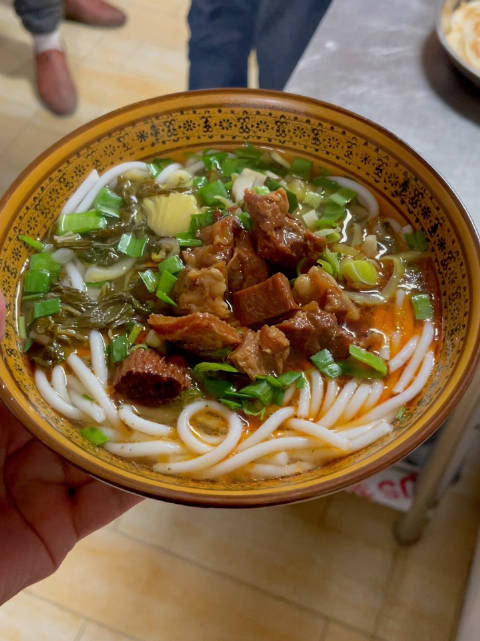 贵州遵义黄焖牛肉粉,大锅牛骨汤很震撼,牛肉粉10块钱一碗